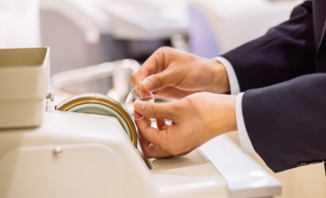 レンズを調整している手元の画像