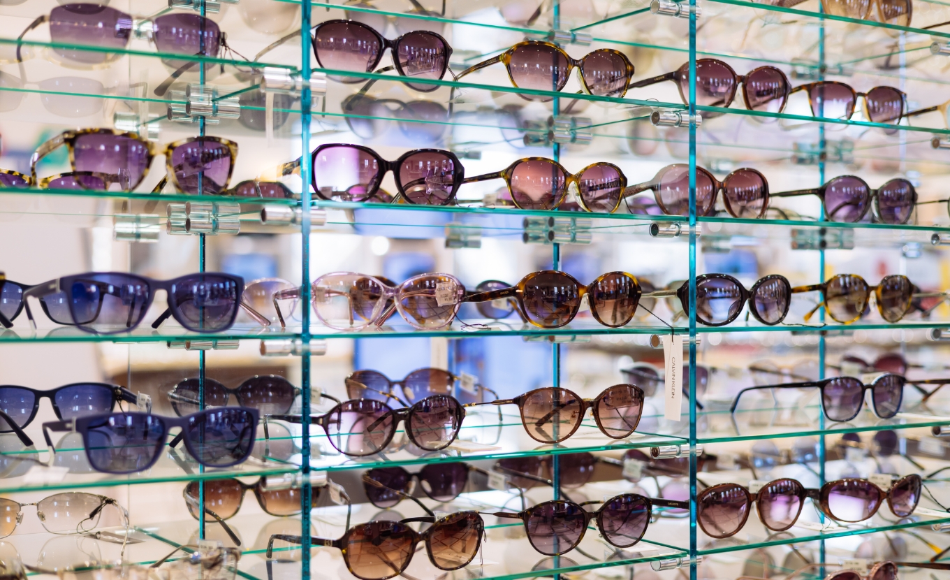 陳列された様々なメガネの画像