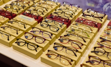 陳列されたメガネの画像