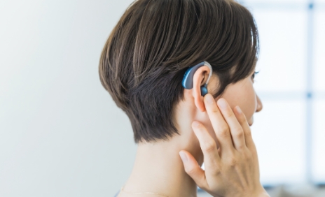 補聴器をしている女性の画像