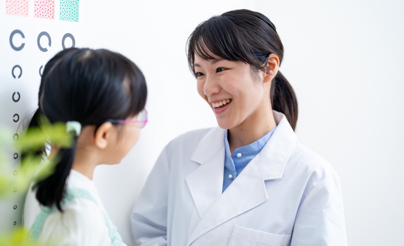 女性の眼科医と女の子の画像